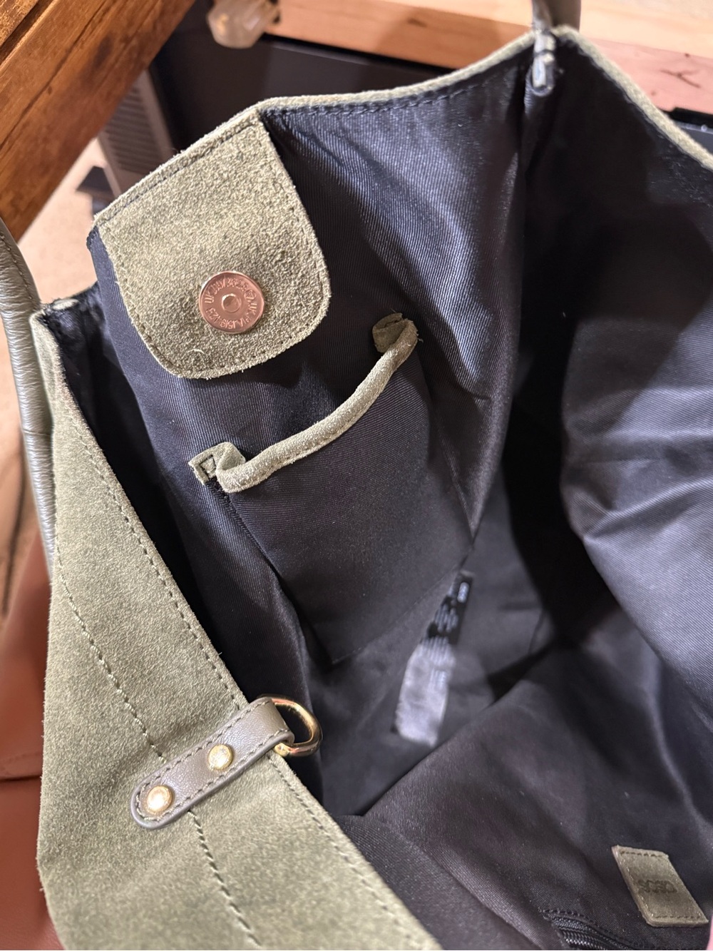 Viral ASOS DESIGN suede tubular tote bag in forest green - Picture 8 of 9
